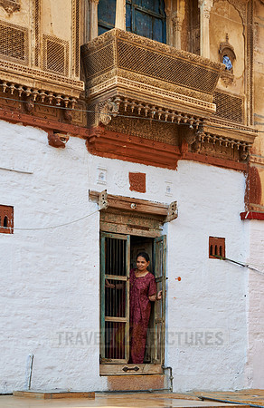 traditionally dressed people in Jaisalmer