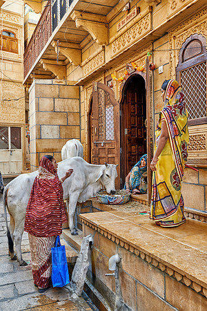 traditionally dressed people in Jaisalmer