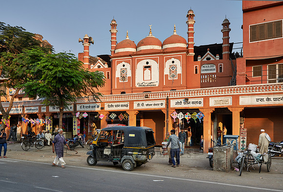 colorful streetlife and typical facades of houses in Jaipur