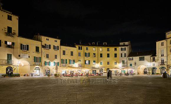 night shot of Piazza dell'Anfiteatro