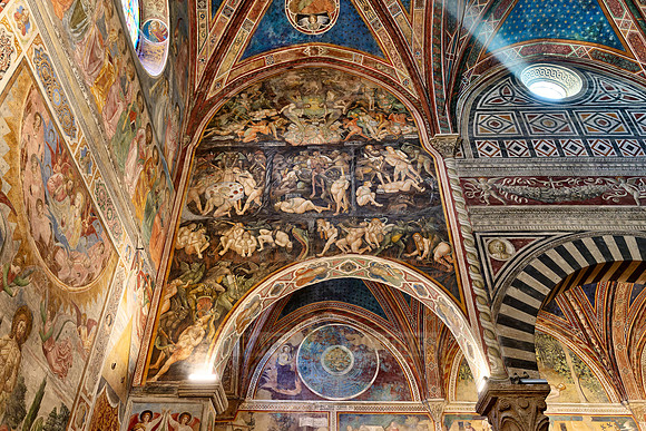 Innenaufnahme mit Fresken der Duomo di Santa Maria Assunta, San Gimignano  | The interior of the Collegiata di Santa Maria Assunta. Duomo Cathedral,  San Gimignano|