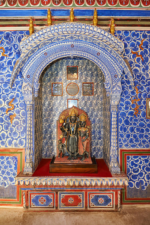 Badal Mahal, colorful decoration with figures