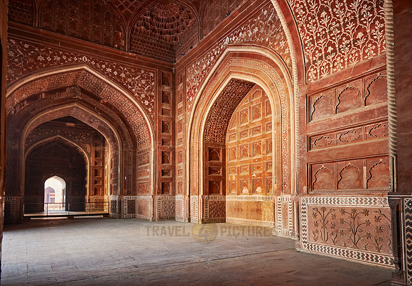 Archways and ornamentaion in Mehmaan Khana