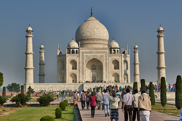 tourists in front of Taj Mahal