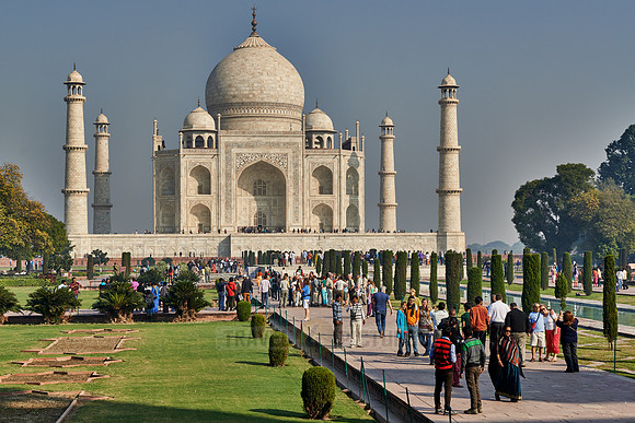 tourists in front of Taj Mahal