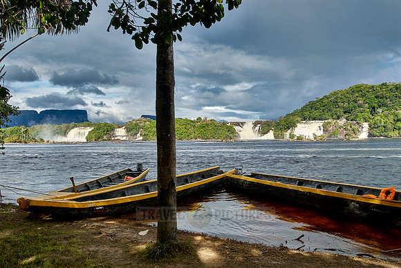 boats in front of waterfalls in lagoon of Canaima