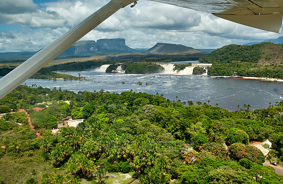 lagoon of Canaima from aircraft