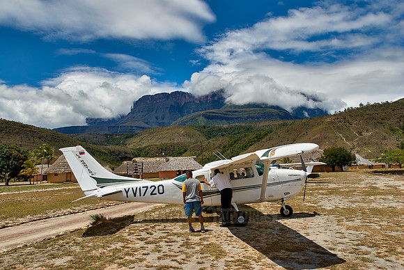 tepui and plane near Kavak