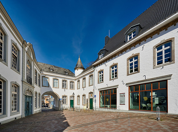 outside view of museum "Begas Haus"