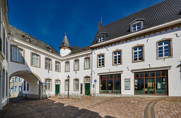 outside view of museum "Begas Haus"
