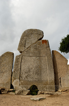 Giant Tomb Li Lolghi
