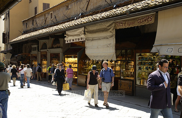 Tourists and souvenir shops on the famous Ponte Vecchio bridge