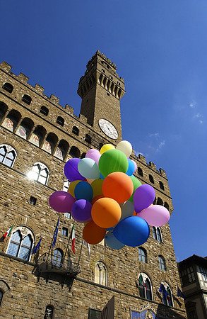 colorful balloons in front of the Palazzo Vecchio