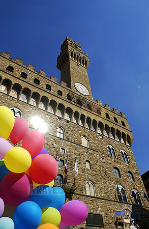 colorful balloons in front of the Palazzo Vecchio
