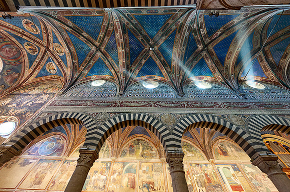 Innenaufnahme mit Fresken der Duomo di Santa Maria Assunta, San Gimignano  | The interior of the Collegiata di Santa Maria Assunta. Duomo Cathedral,  San Gimignano|