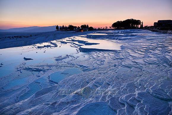 Sonnenuntergang hinter  Kalksinterterrassen von Pamukkale  |sunset behind Pamukkale travertine terraces|