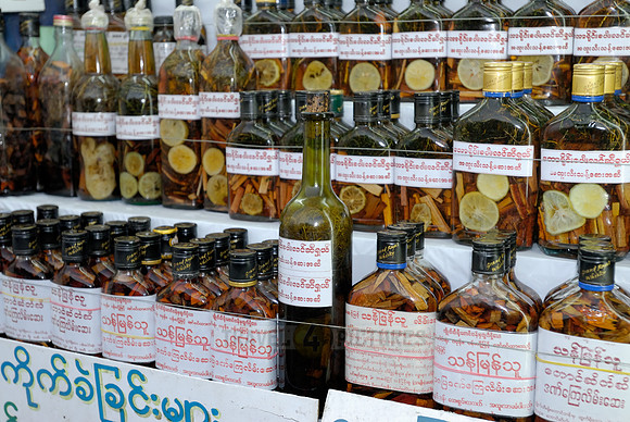 stalls at KYAIKHTIYO PAGODA