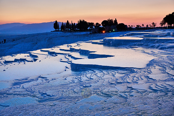 Sonnenuntergang hinter  Kalksinterterrassen von Pamukkale  |sunset behind Pamukkale travertine terraces|