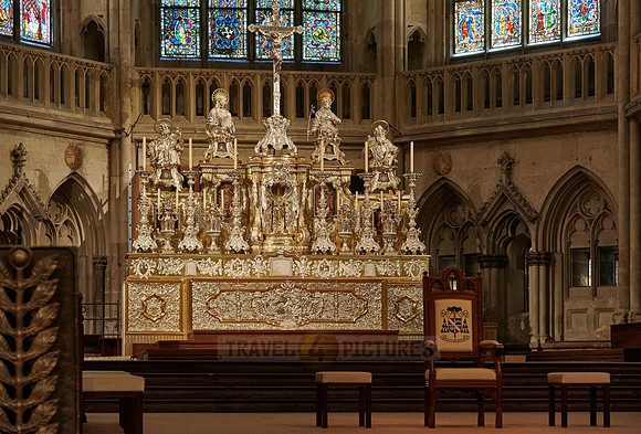 Altar- und Buntglasfenster des Dom St. Peter. |Altar and stained glass windows of Dom St. Peter  cathedral|