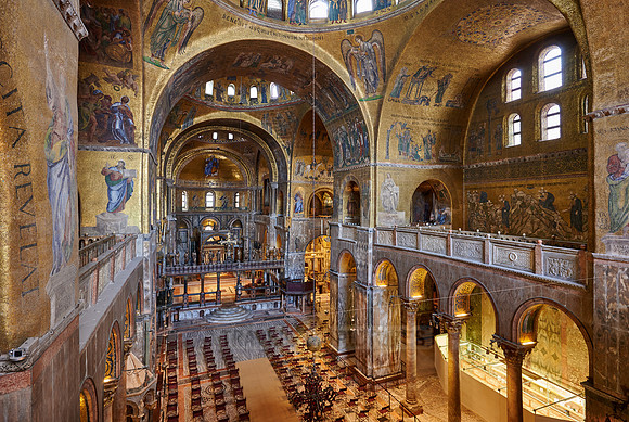 Amazing golden mosaics inside the Basilica di San Marco