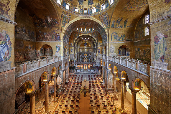 Amazing golden mosaics inside the Basilica di San Marco
