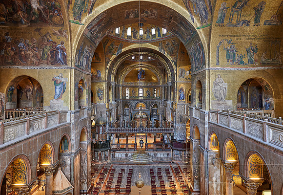 Amazing golden mosaics inside the Basilica di San Marco