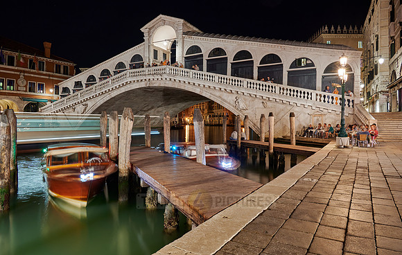 Night shot of the Rialto Bridge