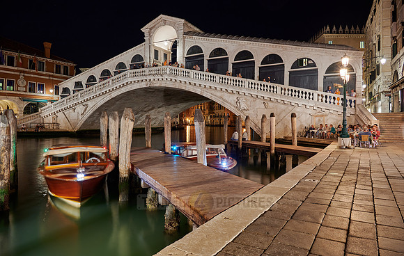 Night shot of the Rialto Bridge