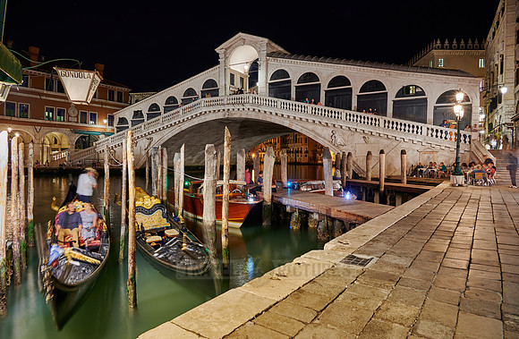 Night shot of the Rialto Bridge