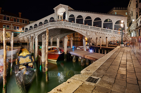 Night shot of the Rialto Bridge