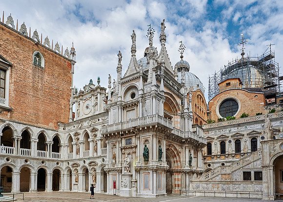 inner courtyard of Doge's Palace with Arco Foscari