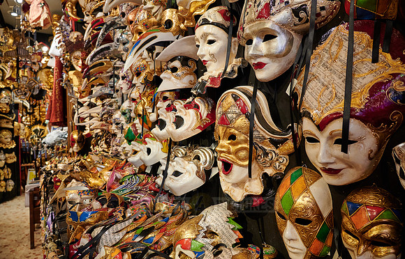 shop with Venetian carnival masks for sale