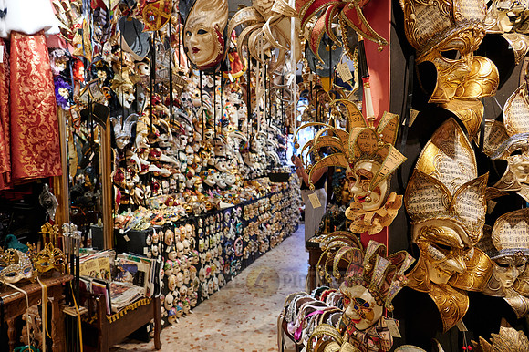 shop with Venetian carnival masks for sale