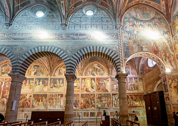 Innenaufnahme mit Fresken der Duomo di Santa Maria Assunta, San Gimignano  | The interior of the Collegiata di Santa Maria Assunta. Duomo Cathedral,  San Gimignano|
