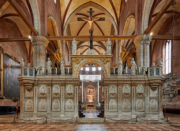 interior shot of Basilica Santa Maria Gloriosa dei Frari