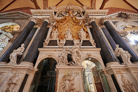 Interior shot of Basilica dei Santi Giovanni e Paolo