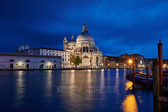 night shot of illuminated Basilica di Santa Maria della Salute