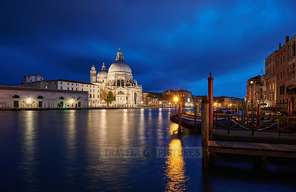 night shot of illuminated Basilica di Santa Maria della Salute