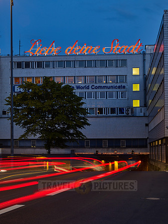 illuminated lettering "Liebe deine Stadt" or "love your city"