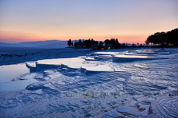 Sonnenuntergang hinter  Kalksinterterrassen von Pamukkale  |sunset behind Pamukkale travertine terraces|