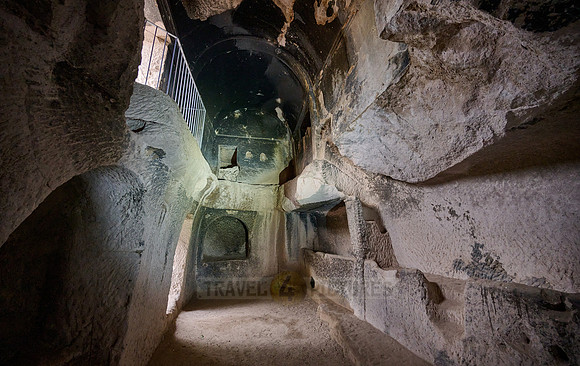 Hoehlenraeume im Keslik Kloster.  |cave dwellings in Keslik Monastery|