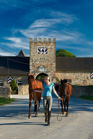young lady with horses in front of Holzheim castle