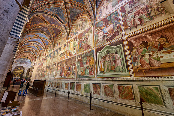 Innenaufnahme mit Fresken der Duomo di Santa Maria Assunta, San Gimignano  | The interior of the Collegiata di Santa Maria Assunta. Duomo Cathedral,  San Gimignano|