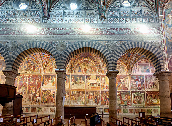 Innenaufnahme mit Fresken der Duomo di Santa Maria Assunta, San Gimignano  | The interior of the Collegiata di Santa Maria Assunta. Duomo Cathedral,  San Gimignano|
