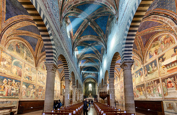 Innenaufnahme mit Fresken der Duomo di Santa Maria Assunta, San Gimignano  | The interior of the Collegiata di Santa Maria Assunta. Duomo Cathedral,  San Gimignano|