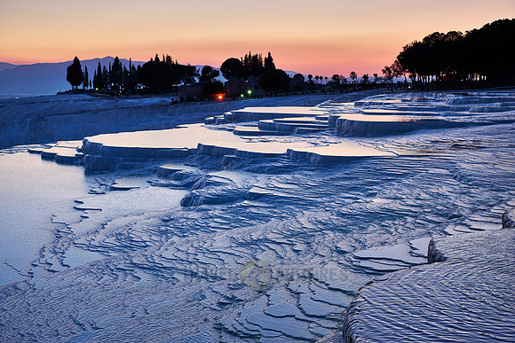 Sonnenuntergang hinter  Kalksinterterrassen von Pamukkale  |sunset behind Pamukkale travertine terraces|