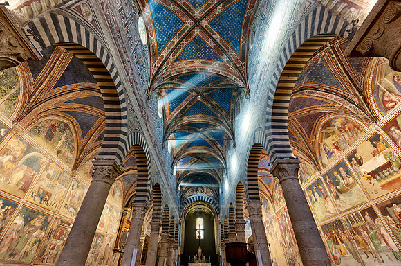 Innenaufnahme mit Fresken der Duomo di Santa Maria Assunta, San Gimignano  | The interior of the Collegiata di Santa Maria Assunta. Duomo Cathedral,  San Gimignano|