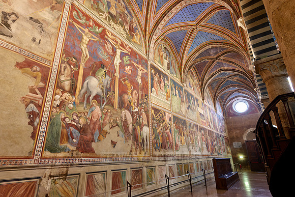 Innenaufnahme mit Fresken der Duomo di Santa Maria Assunta, San Gimignano  | The interior of the Collegiata di Santa Maria Assunta. Duomo Cathedral,  San Gimignano|