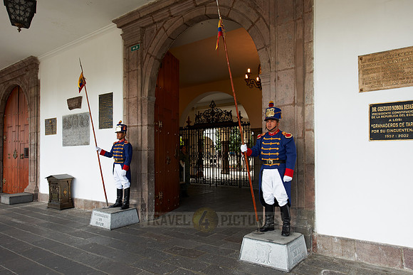 traditionelle Wachen am Praesidentenpalast |traditional guards at President House|