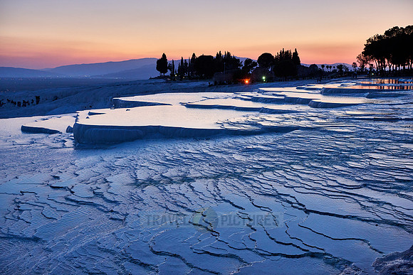 Sonnenuntergang hinter  Kalksinterterrassen von Pamukkale  |sunset behind Pamukkale travertine terraces|